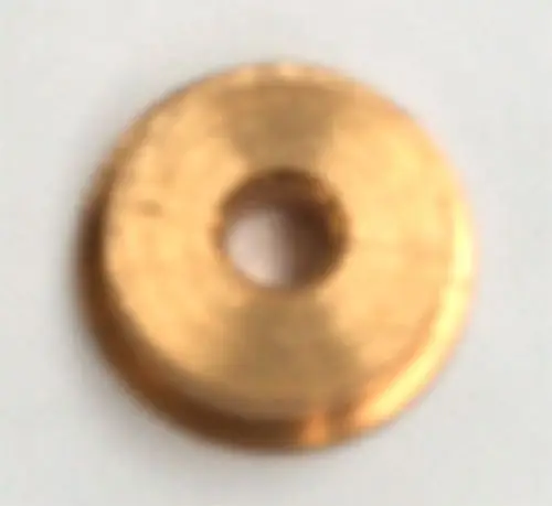 Daikin Gas Membran in einem runden, flachen Design mit zentralem Loch, aus Metall mit goldener Farbe, auf hellem Hintergrund.